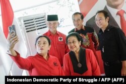 Puan Maharani, Megawati Soekarnoputri, Ganjar Pranowo, Presiden Joko Widodo dan Prananda Prabowo berswafoto di Bogor pada 21 April 2023. (Foto: via AFP )