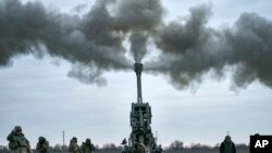 资料照片： 2023 年 1 月 9 日，乌克兰士兵使用美国提供的 M777 榴弹炮在乌克兰赫尔松地区向俄罗斯阵地开火。