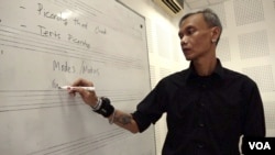 Pri Ario Damar, dean of the performing arts faculty at the Jakarta Institute of Arts. (Dave Grunebaum/VOA)