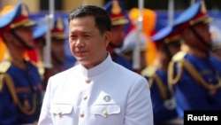 លោក ហ៊ុន ម៉ាណែត នាយករដ្ឋមន្ត្រីតែងតាំង ឈរនៅមុខរដ្ឋសភាជាតិ មុនពេលចូលរួមសម័យប្រជុំដំបូង សម្រាប់នីតិកាលទី ៧ នៃរដ្ឋសភា រាជធានីភ្នំពេញ ថ្ងៃទី ២១ ខែសីហា ឆ្នាំ ២០២៣។ 