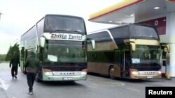 Autobusi sa Kosova na prelazu Batrovi, na granici Srbije i Hrvatske (Foto: Reuters)