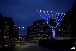 Stilizovana Menora, tradicionalni jevrejski svećnjak postavljen u čast praznika Hanuka, ispred zgrade u kojoj se održava Samit EU, u Briselu, 14. decembra 2023.