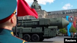 5일 러시아 모스크바 붉은 광장에서 승전 기념일 군사 퍼레이드 리허설이 진행됐다. 야르스(Yars) 대륙간탄도미사일 발사대도 이날 모습을 보였다.