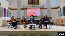 在伦敦滑铁卢圣约翰教堂(St John’s Church Waterloo)举行的纪念六四35周年的开幕式上，幸存者们讲述35年前的经历。（2024年5月29日，美国之音李伯安）