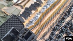 Kosovska policija prikazala je oružje i drugi materijal zaplenjen posle napada u selu Banjska na severu Kosova, 25. septembra 2023. (Foto: VOA)