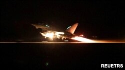 Pesawat topan RAF lepas landas dari pangkan udara di Siprus untuk bergabungan dengan koalisi gabungan AS menyerang sejumlah target Houthi pada 11 Januari 2024. (Foto: Sgt Lee Goddard/UK MOD/Handout via Reuters)