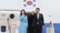 韩国总统尹锡悦和夫人从首尔启程访问美国。（2023年4月24日）