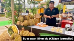 ໝາກຖົ່ວລຽນ ແລະໝາກໄມ້ອື່ນໆ ຊຶ່ງນໍາເຂົ້າມາຈາໄທ ແລະວາງຂາຍໃນຕະຫລາດນັດທີ່ຮ້ານສັບພະສິນຄ້າຣິ້ມປິງ, ບ້ານໂພນສີນວນໃນວັນທີ 18 ມິຖຸນາ, 2023.