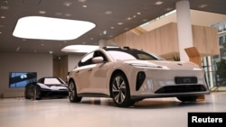 德国柏林一个中国蔚来汽车展厅里展示的NIO EP9型跑车（2023年8月17日）