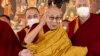Dalai Lama menerima doa panjang umur. (Foto: VOA)
