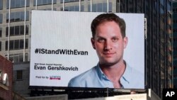 Sebuah papan iklan yang mendesak pembebasan wartawan koran the Wall Street Journal, Evan Gershkovich, untuk memperingati 1 tahun penahanannya di Rusia,, dipasang di Times Square, New York, 29 Maret 2024. (Foto: Yuki Iwamura/AP Photo)