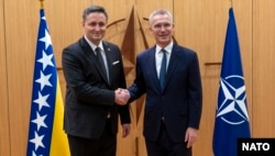 Generalni sekretar NATO-a Jens Stoltenberg i predsjedavajući Predsjedništva Bosne i Hercegovine Denis Bećirović.