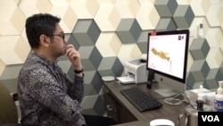 Ahmad Gamal, an associate professor in urban planning at the University of Indonesia, says Jakarta’s mass transit has improved but not enough commuters are using it. (Dave Grunebaum/VOA)