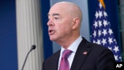 Sekretar za unutrašnju bezbednost Alehandro Majorkas govori tokom brifinga za štampu, 15. jula 2024, u Beloj kući u Vašingtonu.