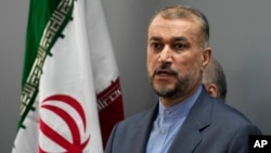 Menteri Luar Negeri Iran Hossein Amirabdollahian berbicara kepada para wartawan dalam konferensi pers bersama Menteri Luar Negeri Lebanon Abdallah Bouhabib (tidak tampak di foto) di Beirut, Lebanon, Jumat, 13 Oktober 2023. (Foto: Hussein Malla/AP)