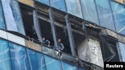 俄罗斯保安部队成员在莫斯科查看一处据报被乌克兰无人机袭击的办公楼。（2023年8月1日）