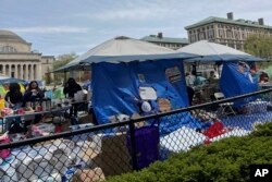 Pengunjuk rasa pro-Palestina berkemah di tenda-tenda di Columbia University, 27 April 2024, di New York. (Foto: AP)