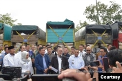 Menteri Perdagangan, Zulkifli Hasan bersama Wakil Gubernur Riau, Edy Nasution dan Plt Direktur Jenderal Perlindungan Konsumen dan Tertib Niaga, Moga Simatupang memusnahkan 730 bal pakaian, sepatu, dan tas bekas yang diduga asal impor senilai kurang lebih Rp10 miliar di Pekanbaru, Riau, Jumat (17/03). (Biro Humas Kemendag)
