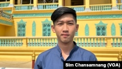 លោក ឈន់ ម៉េងហេង អាយុ​២២ ឆ្នាំ និស្សិត​ឆ្នាំ​ទី៤ ជំនាញ​នីតិសាស្រ្ត​នៃ​សាកល​វិទ្យាល័យ​ភូមិន្ទ​នីតិសាស្រ្ត និង​វិទ្យាសាស្រ្ត​សេដ្ឋកិច្ច ផ្តល់​កិច្ចសម្ភាសន៍​ដល់​វីអូអេ នៅ​ថ្ងៃទី១៦ ខែឧសភា ឆ្នាំ​២០២៣។ (ស៊ឹម ចាន់សំណាង/វីអូអេ)