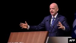 Mokambi ya Fifa Gianni Infatino azawi maloba nsima na koponama mpo na kokoba kokamba mabongisi maye ma molongo ma lisano lya ndembo na Kigali, Rwanda, 16 sanza ya misato 2023.