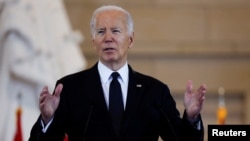 7일 조 바이든 미국 대통령이 워싱턴 국회의사당에서 열린 미국 홀로코스트 기념 박물관의 연례 현충일 기념식 연설을 하고 있다.