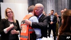 Presiden Joe Biden bertemu dengan kerabat korban dan responden pertama yang terkena dampak langsung serangan Hamas, Rabu, 18 Oktober 2023, di Tel Aviv. (AP/Evan Vucci)