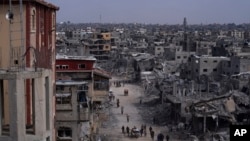 រូបឯកសារ៖ ពលរដ្ឋ​ប៉ាឡេស្ទីន​ដើរ​តាម​ដងផ្លូវ​មួយ​ក្នុង​ក្រុង​ Khan Younis ដែល​រងការ​បំផ្លិចបំផ្លាញ​ធ្ងន់ធ្ងរ​ក្រោយ​ការ​វាយប្រហារ​តាម​ជើង​គោក​និង​អាកាស​របស់​អ៊ីស្រាអែលលើ​តំបន់​ហ្កាហ្សា កាលពីថ្ងៃទី៨ ខែមេសា ឆ្នាំ២០២៤។ 