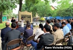 អ្នកសារព័ត៌មាន​កំពុង​ថ្លែង​សារ​ក្នុង​ការ​ប្រារព្ធ​ទិវា​សេរីភាព​សារព័ត៌មាន​ពិភពលោកលើក​ទី​៣០ ​នៅ​រាជធានី​ភ្នំពេញ។