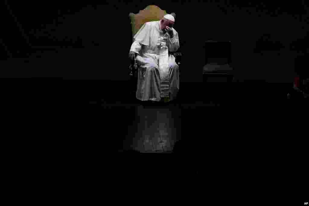 Paus Fransiskus memberi isyarat saat menghadiri pertemuan tahunan organisasi pro-keluarga di Auditorium della Conciliazione, Roma.