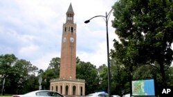 北卡罗来纳大学教堂山分校发生枪击案后警方封锁了校区。(2023年8月28日)