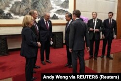 Pemimpin Mayoritas Senat AS Chuck Schumer dan Senator AS Mike Crapo, R-Idaho, dan anggota delegasi lainnya bertemu dengan Menteri Luar Negeri China Wang Yi, di Diaoyutai Guest House, Beijing, Senin, 9 Oktober 2023. (Foto: Andy Wong melalui REUTERS)