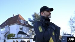Polisi mengamankan area di depan kedutaan Turki di Kopenhagen, tempat politisi sayap kanan Denmark Rasmus Paludan mengumumkan akan membakar Al-Qur'an pada 27 Januari 2023. (Sergei GAPON / AFP)