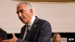 Reza Pahlavi, aktivis dan putra sulung dari Shah Iran yang terakhir, menghadiri acara diskusi dalam Konferensi Keamanan Munich di Munich, Jerman, pada 18 Februari 2023. (Foto: AFP/Odd Andersen)