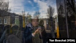 Stanovnici Bahmuta čekaju na evakuaciju iz Konstantinovke, 11. april 2023. (Foto: YAN BOECHAT/VOA)