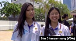 កញ្ញា Nancy Pin (ឆ្វេង) និងកញ្ញា Sabrina Touch (ស្តាំ) នៃក្រុម​អត្តពលិក​នារី​បាល់ទះ​មានសញ្ជាតិ​អាមេរិកាំង​ដើម​កំណើត​ខ្មែរ ផ្តល់​កិច្ច​សម្ភាសន៍​ដល់​វីអូអេនៅស្ថានទូត​អាមេរិក រាជធានី​ភ្នំពេញ ​ថ្ងៃទី​៥ ខែ​ឧសភា ឆ្នាំ​២០២៣។ (ស៊ឹម ចាន់សំណាង/វីអូអេ)