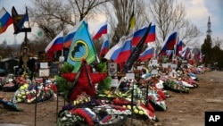 Makam prajurit Rusia yang tewas di Ukraina terlihat di sebuah pemakaman di wilayah Volgograd, Rusia, pada tanggal 30 Maret 2024.