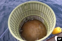 Objek yang diduga merupakan bagian dari kendaraan peluncuran ruang angkasa Korea Utara yang jatuh ke laut setelah kegagalan peluncuran, ditemukan di perairan pulau Eocheongdo, Korea Selatan, Rabu, 31 Mei 2023. (Kementerian Pertahanan Korea Selatan via AP)