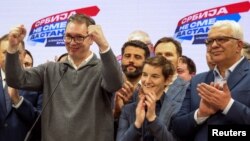 Aleksandar Vučić, Ana Brnabić i Andrija Mandić (skroz desno) u izborom štabu SNS (Foto: REUTERS/Zorana Jevtic)