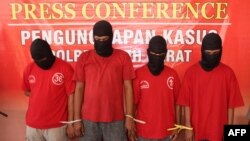 Empat WNI terkait penyelundupan pengungsi Rohingya, dihadirkan saat jumpa pers di Polres Aceh Barat di Meulaboh, Aceh Barat, 2 April 2024. (Anwar/AFP)