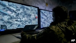 资料照：在乌克兰顿涅茨克地区的地下指挥中心，一名乌克兰士兵在观看无人机的信息。（2022年12月25日）