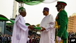 Shugaban Najeriya Bola Ahmed Tinubu, ya yi da karbar mulki daga hannun shugaba Muhammadu Buhari, a yayin bikin rantsu a Abuja, Monday, May 29, 2023.