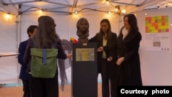 曹顺利雕像揭幕，主办方呼吁日内瓦市政府将此雕像放在市内 (美国之音/李伯安) 