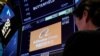 Seorang trader bekerja di Bursa Saham New York saat perusahaan asal China, Alibaba, diperdagangkan di lantai bursa pada 28 Maret 2023. (Foto: Reuters/Brendan McDermid)