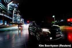 Sebuah mobil di Panggung Produksi Virtual dengan latar belakang video pemandangan malam di CJ ENM Studio Center. (REUTERS)