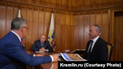 Russian President Vladimir Putin, center, meets with VAD, AO executives Valery Abramov, left, and Viktor Perevalov, Aug. 13, 2019. (Kremlin.ru photo)