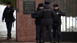 Policija na groblju uoči sahrane Alekseja Navalnog