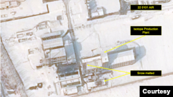 지난해 12월 18일 촬영한 북한 영변 동위원소 생산 공장. 공장 내 핵물질 추출 작업 설비 '핫 셀(hot cell)'이 위치한 구역 지붕 위에 눈이 먼저 녹은 모습이 보인다. 올리 하이노넨 스팀슨센터 특별연구원 제공. 사진 = SatVu.