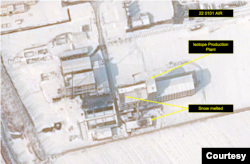 지난해 12월 18일 촬영한 북한 영변 동위원소 생산 공장. 공장 내 핵물질 추출 작업 설비 '핫 셀(hot cell)'이 위치한 구역 지붕 위에 눈이 먼저 녹은 모습이 보인다. 올리 하이노넨 스팀슨센터 특별연구원 제공. 사진 = SatVu.