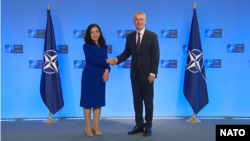 Predsednica Kosova Vjosa Osmani i generalni sekretar NATO Jens Stoltenberg u Briselu (Foto: NATO)