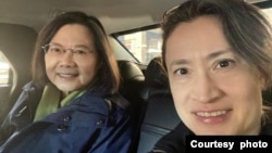 台湾总统蔡英文(左)过境美国与台湾驻美大使萧美琴合照(照片来源：萧美琴脸书)